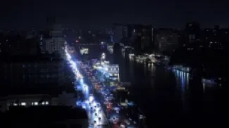 تشير بيانات رسمية إلى أن المنازل تستهلك نحو 37% من الكهرباء في مصر، بينما تمثل إنارة الشوارع والمحال التجارية مجتمعة نحو 10%