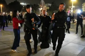 الشرطة فرقت المتظاهرين الذين طالبوا بوقف الحرب وأوقفت عددا منهم