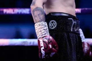 ملاكم يضع صورة الأسطورة محمد علي كوشم على ذراعه