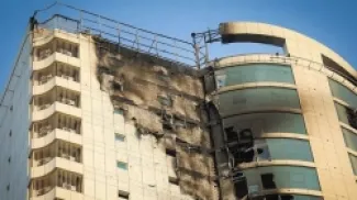 مبنى استُهدف بطائرة مسيّرة انتحارية في البحرين