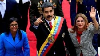 مادورو وزوجته وديلسي رودريغيز (يسار)