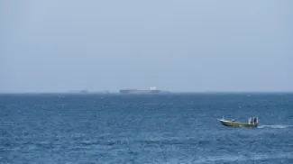 سفن قبالة سواحل مسندم العمانية فيما لا تزال حركة ناقلات النفط متوقفة في مضيق هرمز