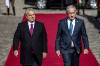 رئيس الوزراء الإسرائيلي بنيامين نتنياهو (يمين) خلال زيارته للمجر ولقائه رئيس الحكومة المجري فيكتور أوربان