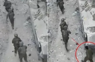 لقطة من مشاهد بثها الجيش الإسرائيلي يظهر فيها استخدام رجل فلسطيني كدرع بشري في غزة