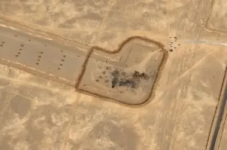 الاصطناعية تظهر بقايا طائرات أمريكية في مدرج جوي ناء داخل إيران عقب عملية إنقاذ لأحد أفراد سلاح الجو المصدر : إير بص