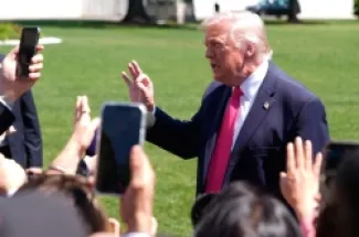 الرئيس الأمريكي دونالد ترمب يتحدث للصحفيين