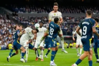 أسينسيو خلال مواجهة هجوم إسبانيول في الدوري الإسباني