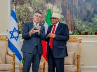 وزير الخارجية الإسرائيلي جدعون ساعر مع رئيس إقليم أرض الصومال عبد الرحمن محمد عبد الله في العاصمة هرجيسا