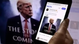 الرئيس الأمريكي دونالد ترامب ومنصته تروث سوشل.صدر الصورة،AFP via Getty Images