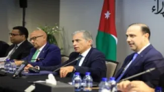 المومني (يمين) خلال لقاء رئيس الوزراء بخبراء وإعلاميين وصحفيين اقتصاديين وكتَّاباً، في دار رئاسة الوزراء