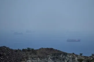 سفن عالقة في مضيق هرمز