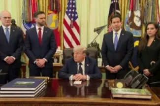 ترمب محاطا بفريقه لحظة إعلان تمديد وقف إطلاق النار بين لبنان وإسرائيل