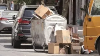 نفايات إلى جانب حاويات قمامة