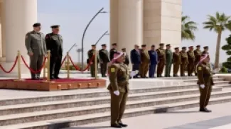 رئيس هيئة الأركان المشتركة اللواء الركن يوسف الحنيطي خلال استقباله رئيس هيئة الأركان العامة للقوات المسلحة العربية الليبية، الفريق أول خالد خليفة حفتر في القيادة العامة.