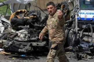 جندي لبناني في موقع غارة إسرائيلية على مركبة في ضهر البيدر