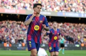 كانسيلو يقترب من التتويج بالدوري الإسباني مع فريقه برشلونة