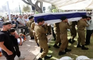 جنود إسرائيليون يشاركون الاثنين الماضي في جنازة جندي قتل في جنوب لبنان بهجوم لحزب الله