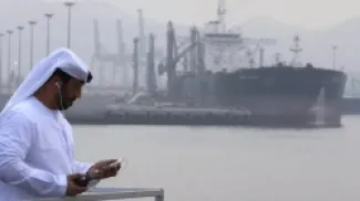 إماراتي يقف قرب ميناء الفجيرة النفطي