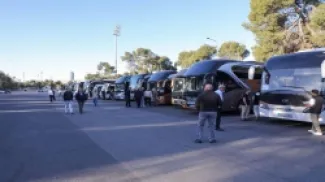 حافلات تقل مشاركين في برنامج 