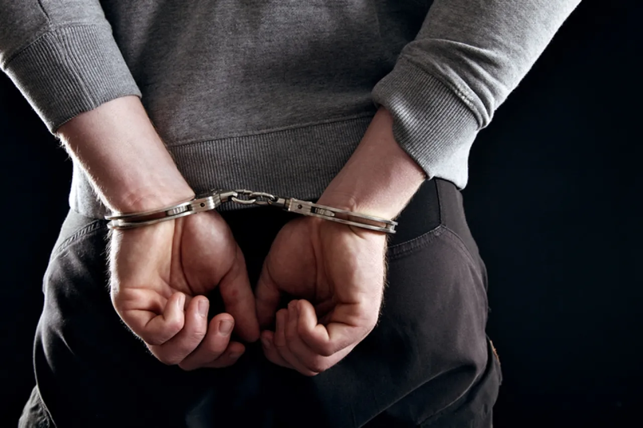 صاحب أسبقيات يتسبب بكسور في فك محام بالزرقاء 