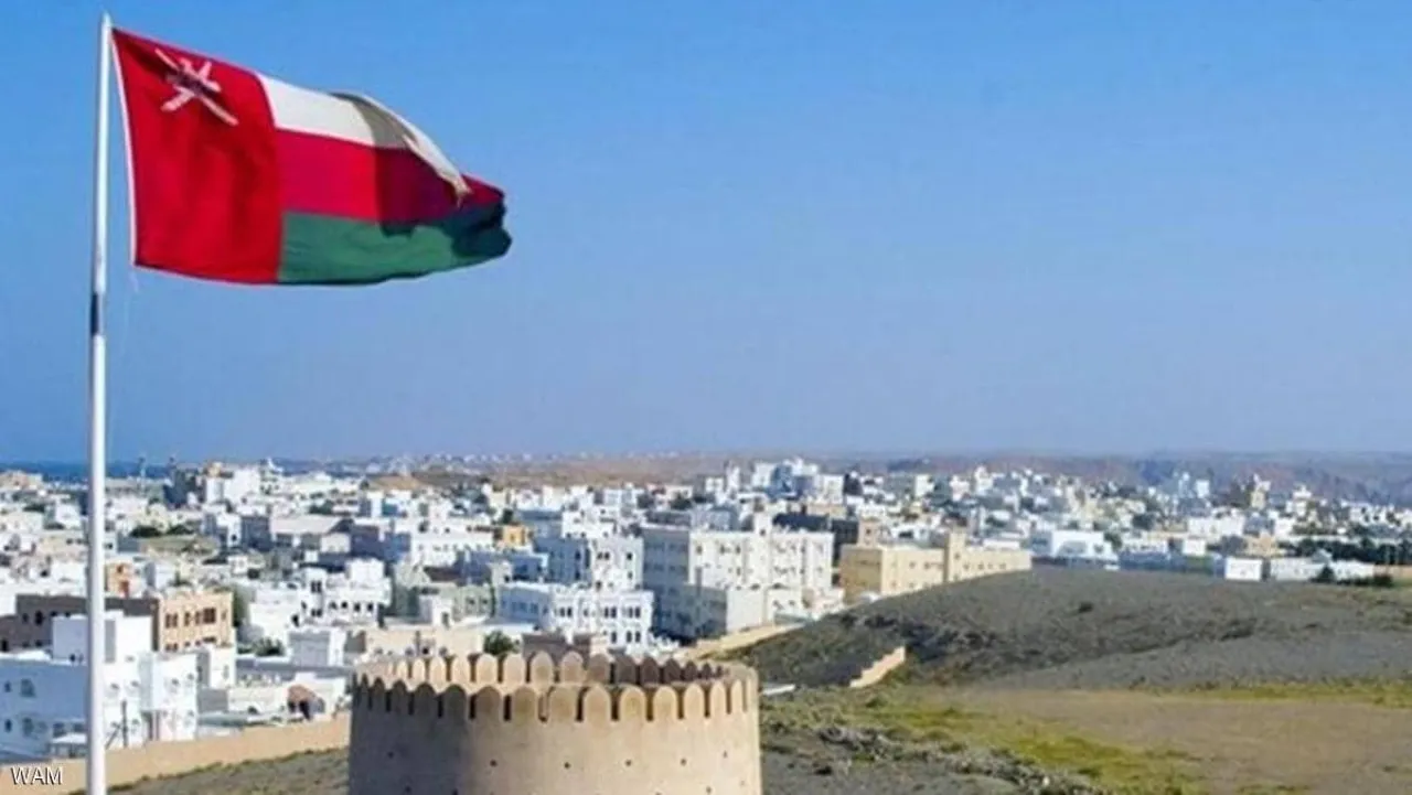 سلطنة عمان تعلن استهداف مبنى سكني وإصابة اثنين وتأثر 4 مركبات 