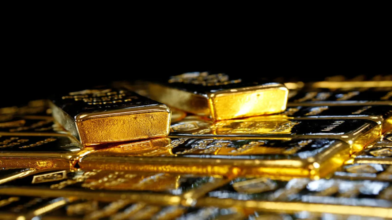 الذهب يرتفع بعد هبوطه لأدنى مستوى في شهر 