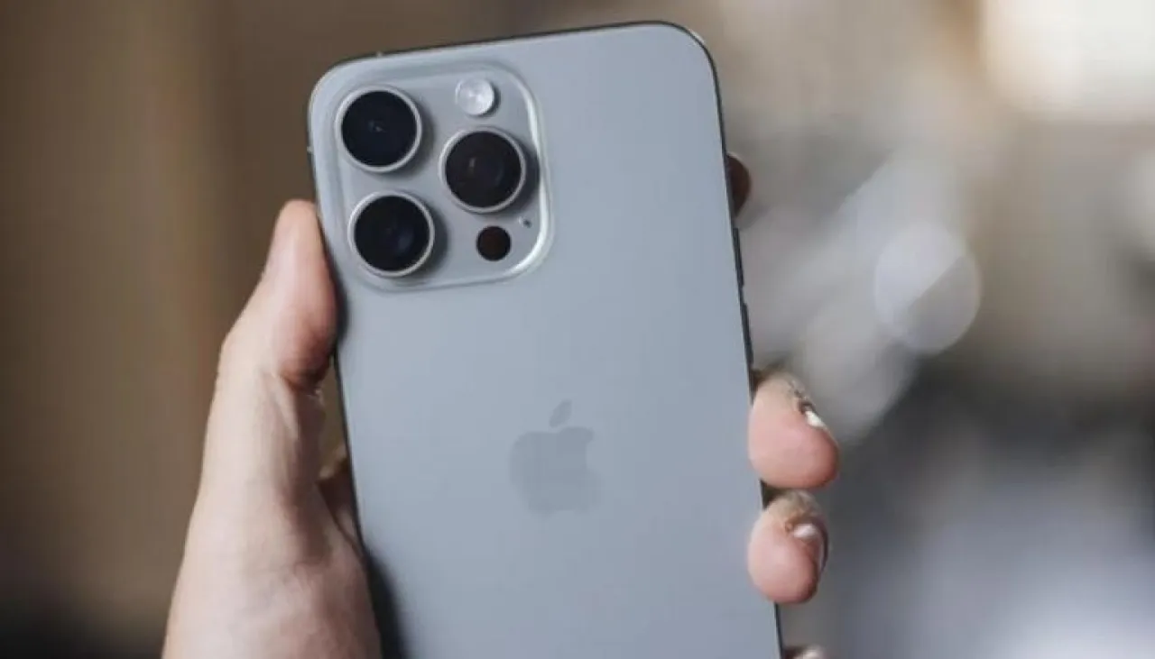 حل مشكلة تعتيم شاشة iPhone تلقائيا.. أسباب وطرق سريعة 