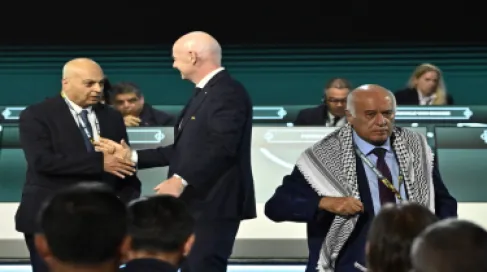 رئيس الاتحاد الفلسطيني يتجاهل نظيره الإسرائيلي في مؤتمر الفيفا