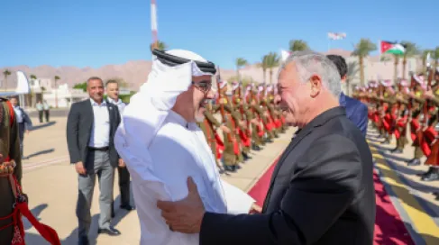 الملك يستقبل سلمان بن حمد آل خليفة في العقبة لبحث تعزيز العلاقات الثنائية