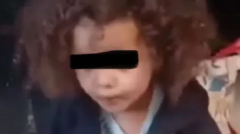 طفلة تُلقى في الشارع مع شنطة ألعابها.. مقطع يصدم المصريين