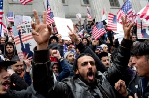يمنيون يحتجون في وقت سابق بنيويورك على سياسة الرئيس دونالد ترمب بمنع الهجرة من اليمن إلى بلاده