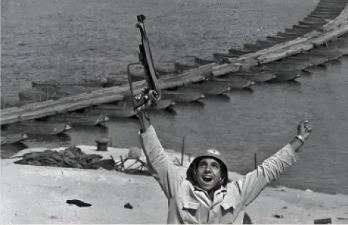 المصري أحمد حسانين خلال بعد عبوره خط بارليف في حرب أكتوبر 1973