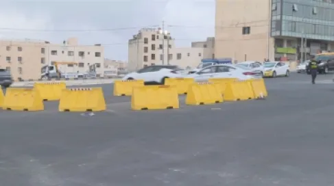 البدء بوضع الأرصفة والجزر الوسطية في منطقة دوار التطبيقية السبت