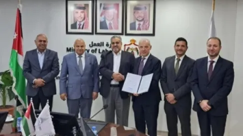 توقيع عقد عمل جماعي لتحسين المزايا الوظيفية لـ 470 عاملا بمجموعة المطار
