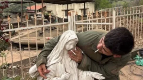 صورة جديدة لجندي إسرائيلي تفجر غضباً.. سيجارة ومشهد مستفز