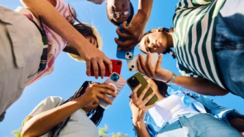 مراجعة علمية تشكك.. الابتعاد عن وسائل التواصل لا يحسن النفسية