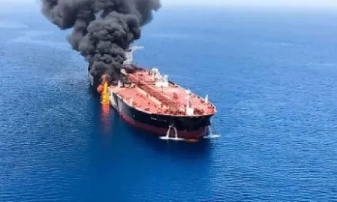 ناقلة بضائع أُصيبت بمقذوف مجهول قرب الدوحة