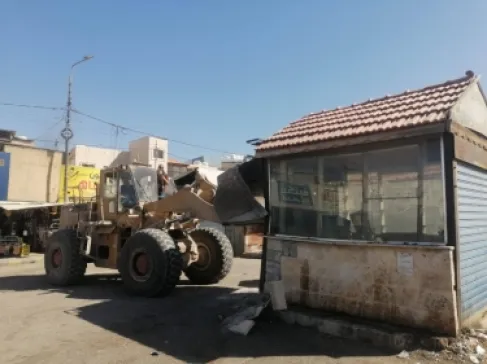 أشغال الزرقاء تبدأ بإزالة الأكشاك المخالفة على أوتوستراد المفرق