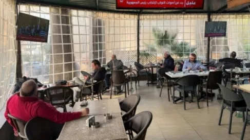 أقنع ضباطا لبنانيين بأنه مسؤول أمني.. توقيف عراقي يعمل بمقهى في بيروت