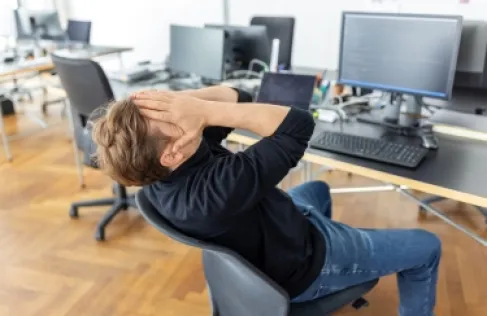 كيف يسيطر إجهاد العمل المزمن على جهازك العصبي ويحوله إلى عدو لك؟