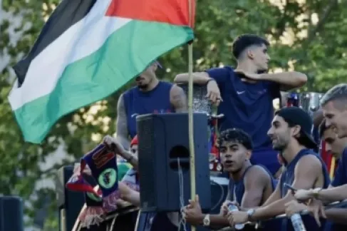 نائب أردني يمتدح (لامين يامال) بسبب علم فلسطين