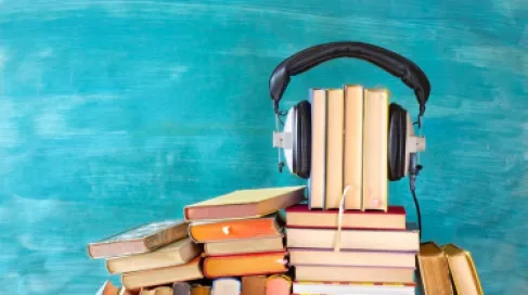 بين الورق والسماعات.. العلم يحسم أيهما أفضل القراءة أم الكتب الصوتية