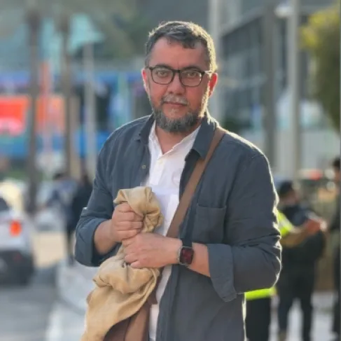 نمرّ على الأشياء… دون أن تمرّ بنا