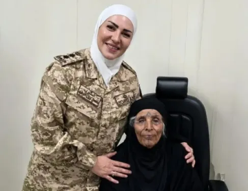 الملكة تعلق على زراعة قرنية صناعية لمعَمّرة تبلغ من العمر 104 أعوام