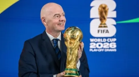 رئيس الفيفا يرحب بـ «النشامى»