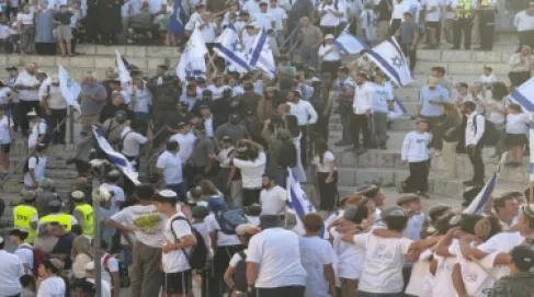 القدس المحتلة ... بن غفير وسموتريتش يقتحمان باب العمود