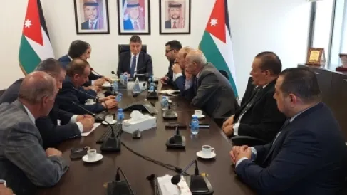 بحث تعزيز انسيابية حركة الشحن في ميناء العقبة