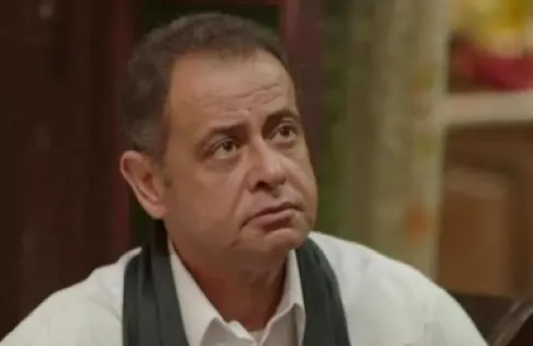 فنان مصري يوضح لماذا طالب بوضع النساء مع كلاب الشوارع