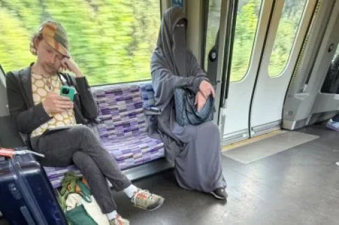 صورة لمنتقبة في حافلة لندن تشعل عاصفة إسلاموفوبيا على إكس