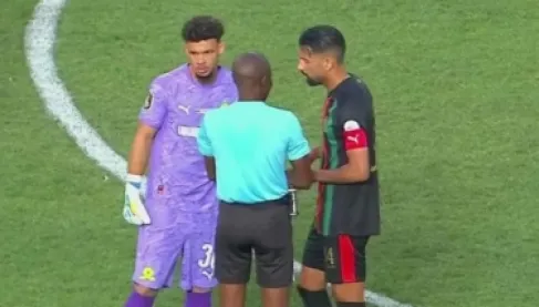 تعطل VAR وعودته.. مهزلة جديدة تضرب نهائي دوري أبطال أفريقيا (فيديو)
